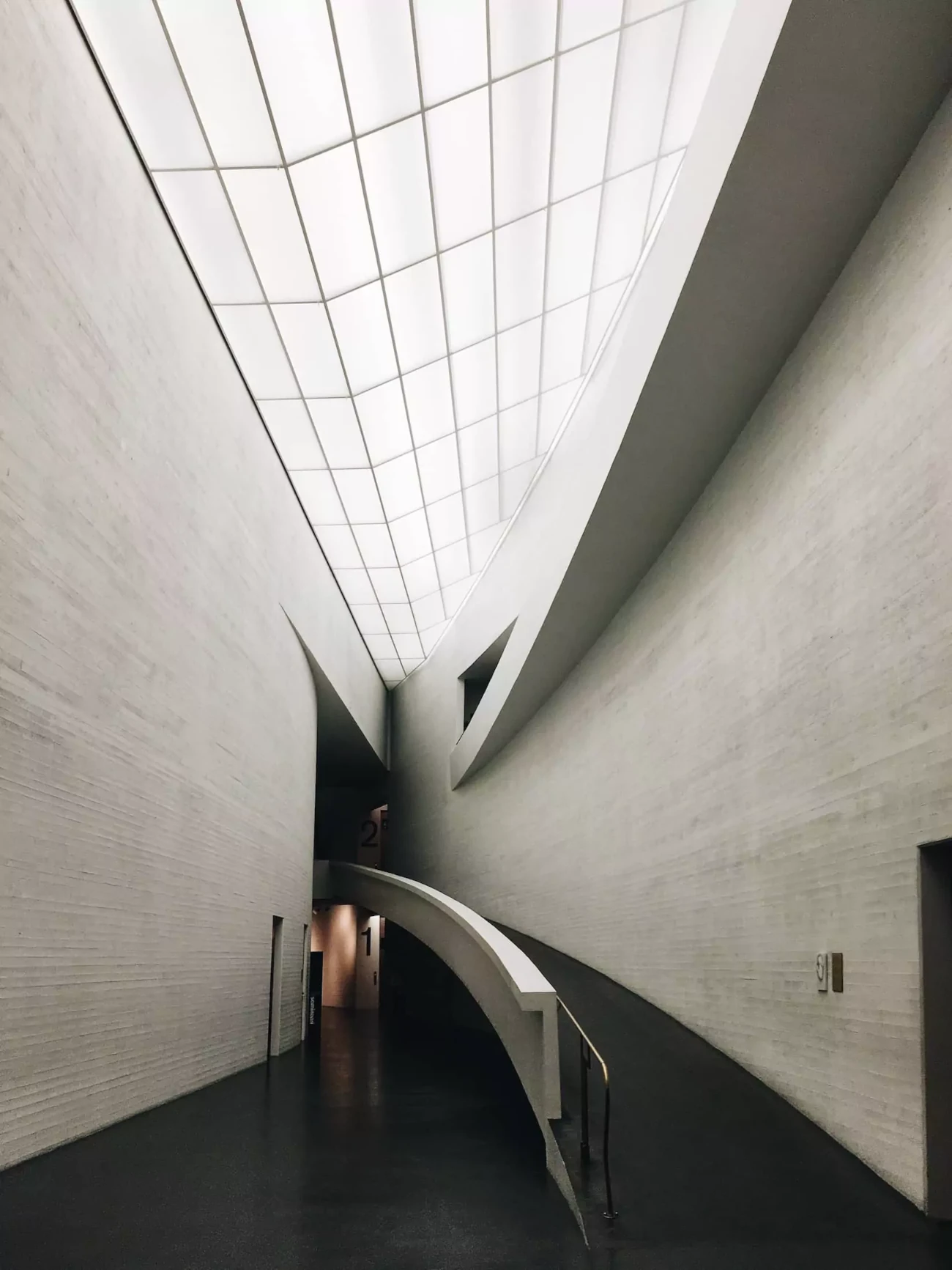A Semântico SEO 1 Uma rampa ao longo de uma parede curva no Museu Kiasma, Helsinque, Finlândia